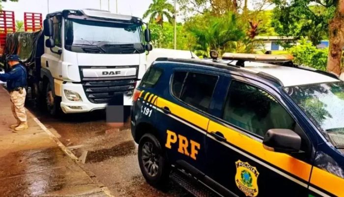 PRF Retém Caminhão com Carga Irregular em Simões Filho na BR-324