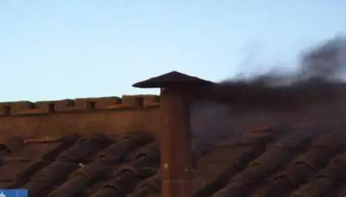 Primeiro dia do conclave e fumaça preta revela falta de consenso entre bispos