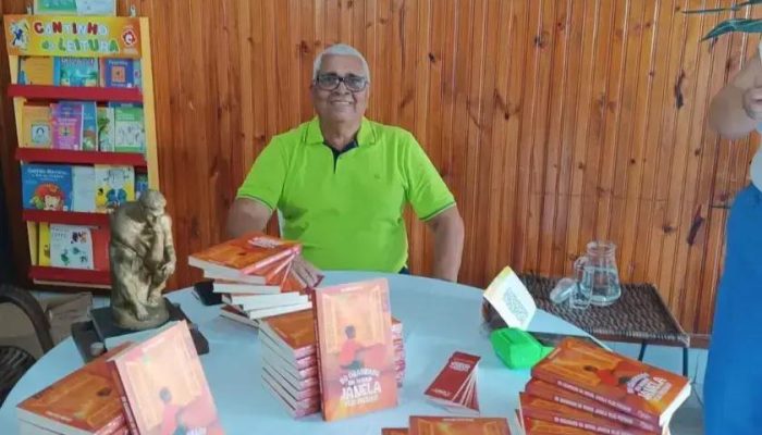 Professor Adelson lança livro de poemas no Festival Literário de Itarantim
