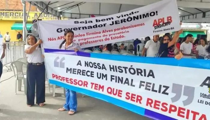 Professores de Firmino Alves reivindicam precatórios durante visita do governador