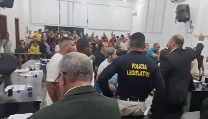 Professores e Servidores Protestam Contra Projeto de Lei em Itambé