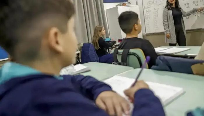 Professores perdem 21% do tempo de aula para manter disciplina no Brasil