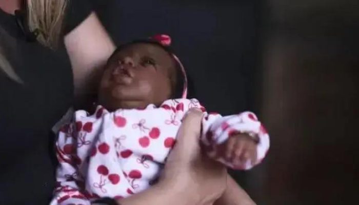 Recepcionista processa empresa por licença para cuidar de bebê reborn