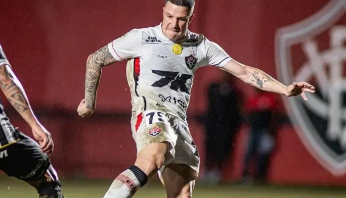 Renato Kayzer reforça o Vitória em jogo contra o Corinthians