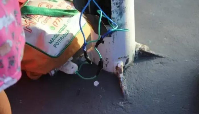 Risco de fios expostos na Praça Luiz Viana Filho em Itarantim