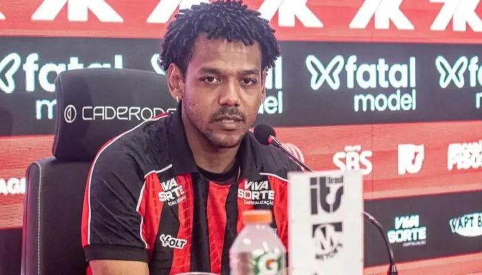 Romarinho comenta sua estreia pelo Vitória e nega interesse do Corinthians