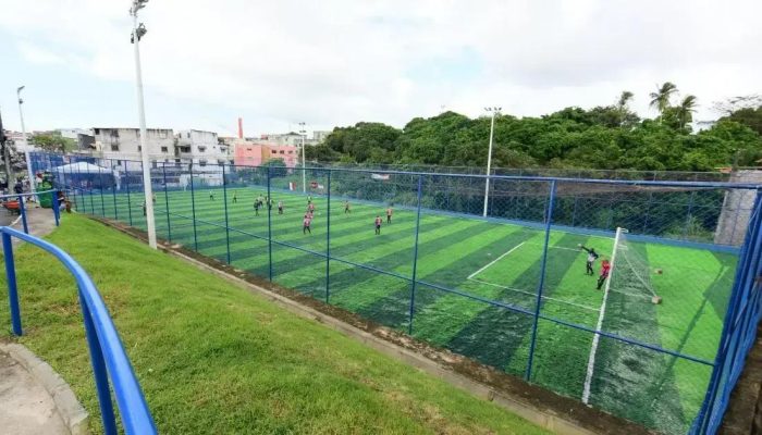 Salvador ganha novo campo de grama sintética no Conjunto ACM