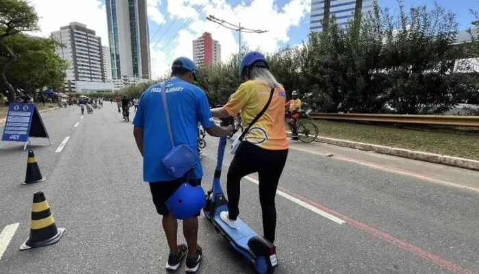 Salvador promove aulas de condução segura para patinetes elétricos aos domingos
