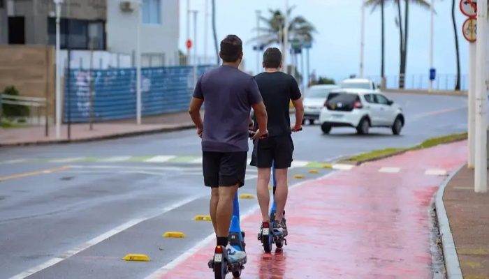 Salvador realiza blitz educativa para uso de patinetes elétricos na Barra
