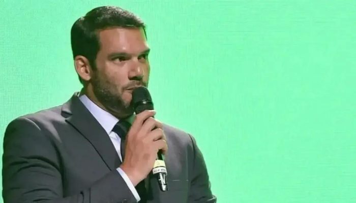 Samir Xaud barra camisa vermelha da Seleção Brasileira por questão de tradição