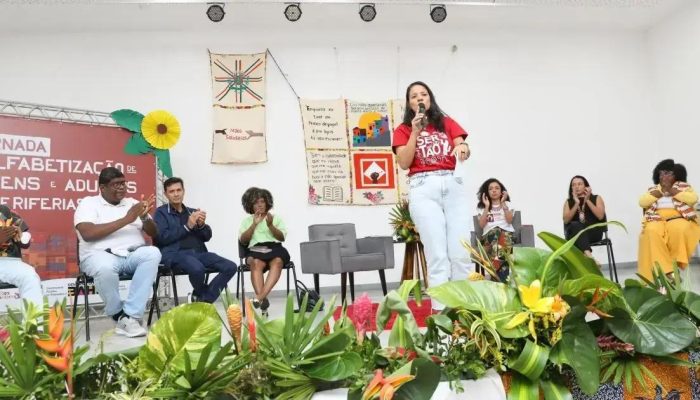 SEC discute ações para alfabetização de jovens e adultos nas periferias