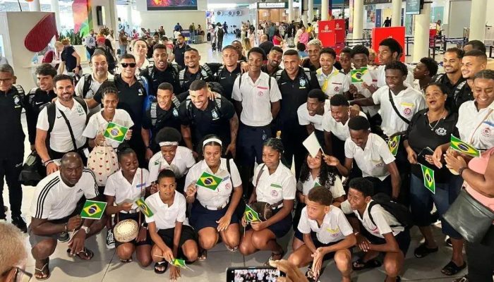 Seleção Brasileira é recebida com festa em Seicheles para Mundial de Beach Soccer