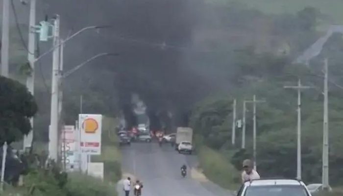 Servidores bloqueiam BA-263 em protesto contra projeto do prefeito em Itambé