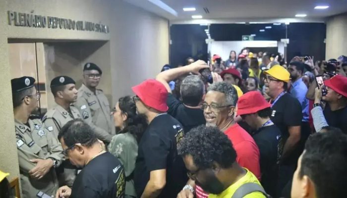 Sindicatos ocupam plenário da AL-BA exigindo votação do PCCV