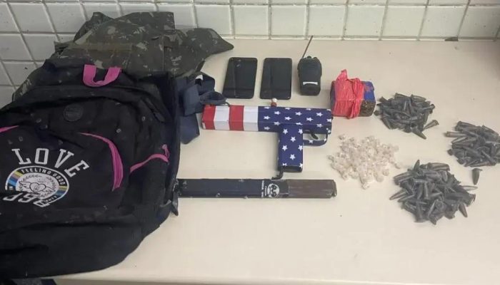 Submetralhadora artesanal e drogas apreendidas em Fazenda Coutos