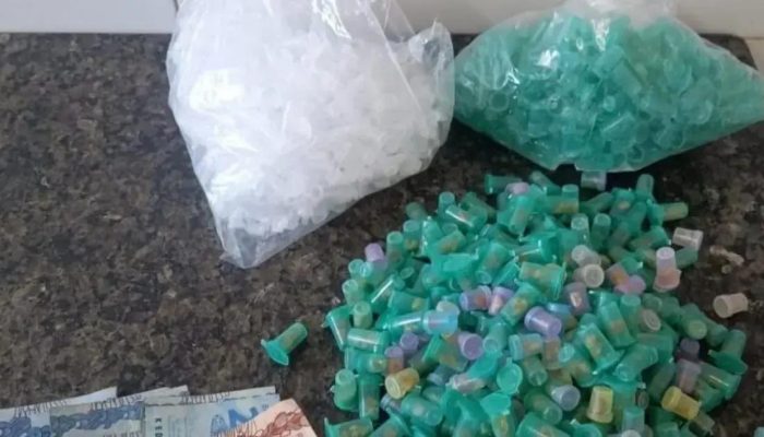 Suspeito detido com drogas em Colinas de Periperi, Salvador.