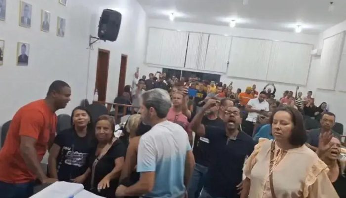 Tensão e protestos na Câmara de Itambé: Servidores enfrentam projeto de lei polêmico