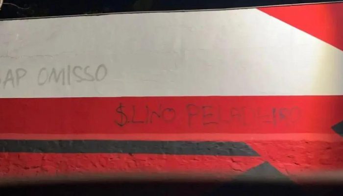 Torcedores do Flamengo picham muro da Gávea após derrota para o Bahia