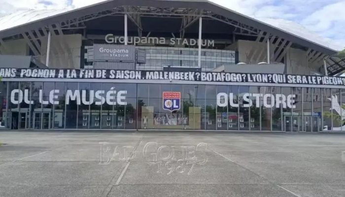 Torcedores do Lyon realizam protestos contra John Textor por crise financeira