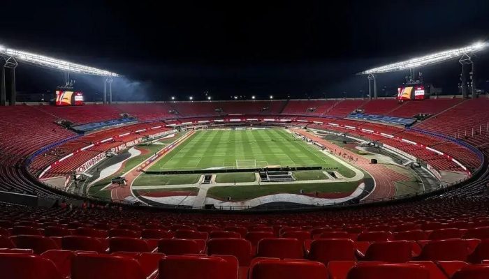 Torcedores do São Paulo feridos por placa caída no Morumbi durante Libertadores