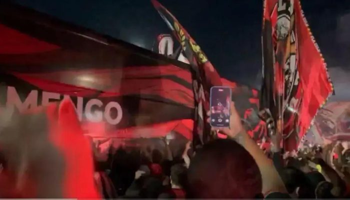 Torcida do Flamengo protesta contra Gerson antes da disputa do Mundial