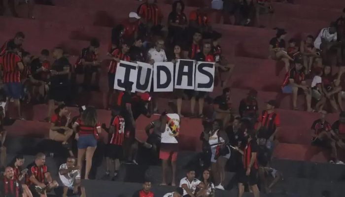 Torcida do Vitória protesta contra Wagner Leonardo em jogo no Barradão
