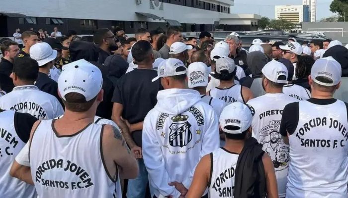 Torcida Jovem invade CT do Santos e exige reforços após goleada do Vasco