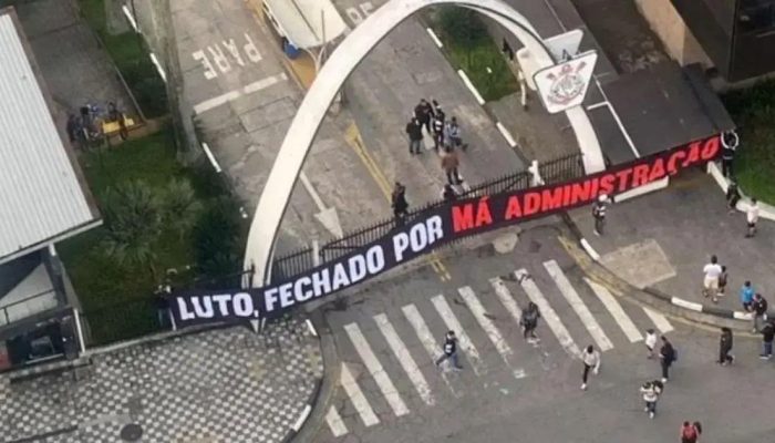 Torcidas organizadas do Corinthians invadem sede do clube em manifesto