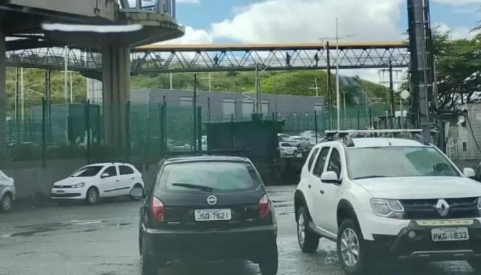 Trailer quebrado causa congestionamento na Avenida Paralela em Salvador