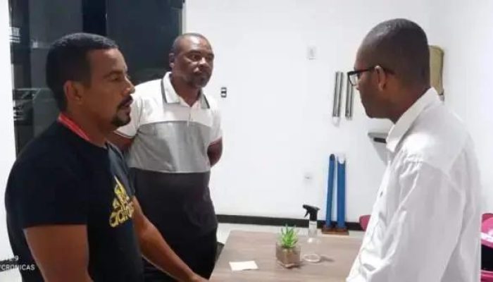 Vereador Léo Ferreira dialoga com moradores do bairro Sol Nascente