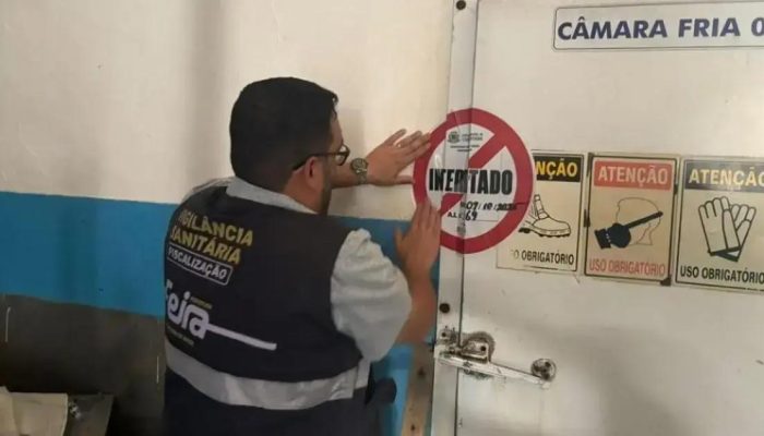 Vigilância Sanitária interdita fábrica de gelo em Feira de Santana por irregularidades