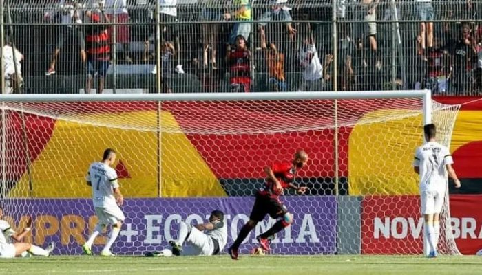 Vitória enfrenta o Santos para quebrar tabu em confronto decisivo