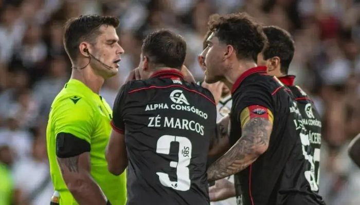 Vitória lidera ranking de expulsões no Brasileirão 2025 com seis cartões vermelhos