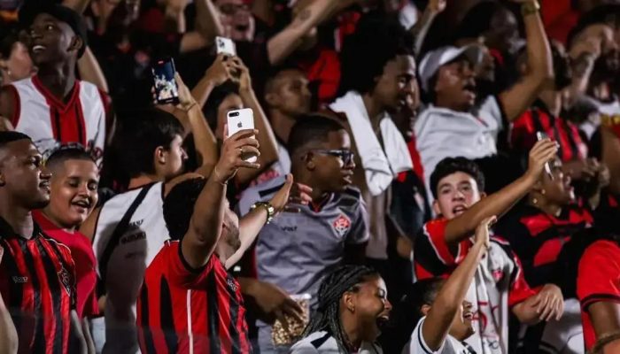 Vitória perde para o Santos em jogo do Campeonato Brasileiro 2025