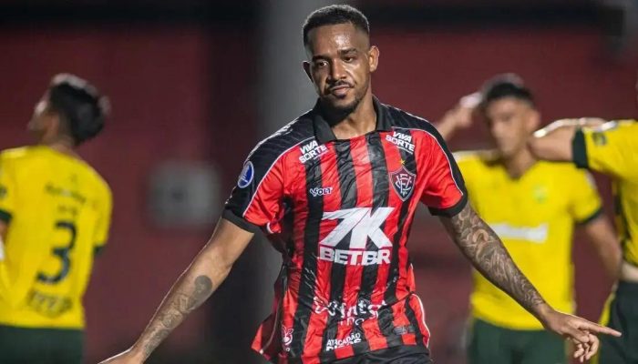 Vitória renova contrato com zagueiro Edu até 2028