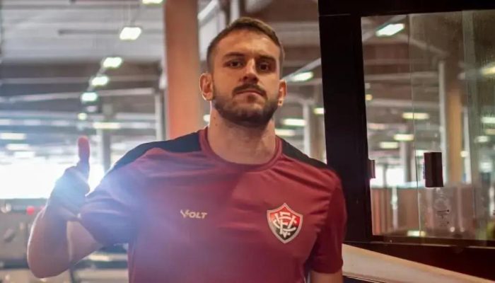 Vitória se pronuncia sobre a saída do zagueiro Bruno Uvini