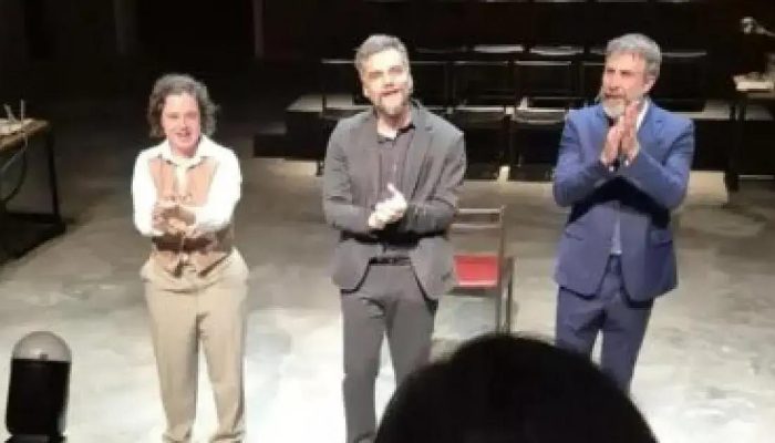 Wagner Moura faz ensaio aberto após esgotar ingressos de peça em Salvador
