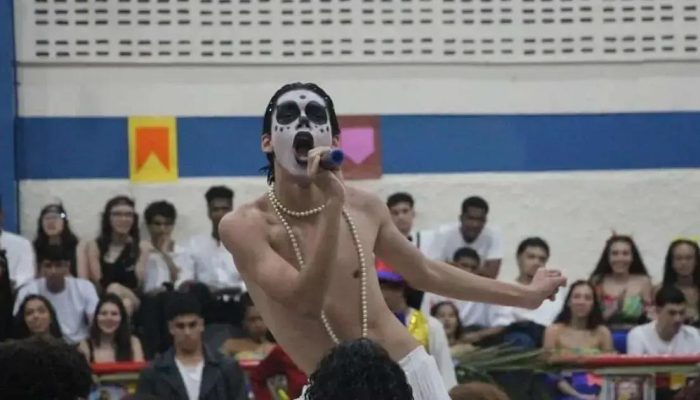 Yago Savalla brilha em performance de Ney Matogrosso e conquista elogios