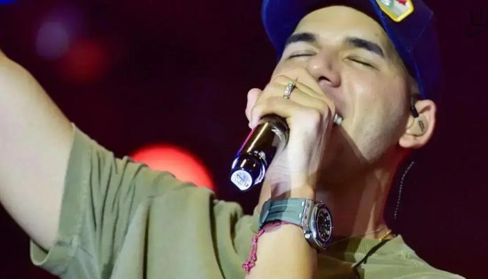 Zé Vaqueiro encanta público durante show no São João da Bahia 2025